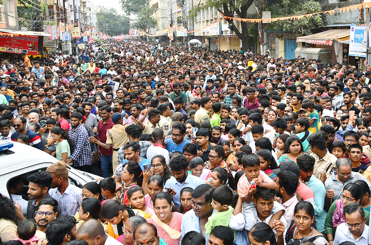 Huge_20Devotees_20Rush_20At_20Khairatabad_20Ganesh_202023-1.jpg 1