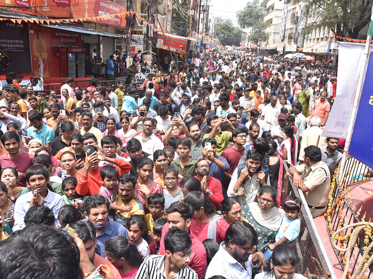 Huge_20Devotees_20Rush_20At_20Khairatabad_20Ganesh_202023-10.jpg 9