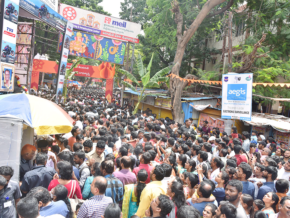 Huge_20Devotees_20Rush_20At_20Khairatabad_20Ganesh_202023-11.jpg 10
