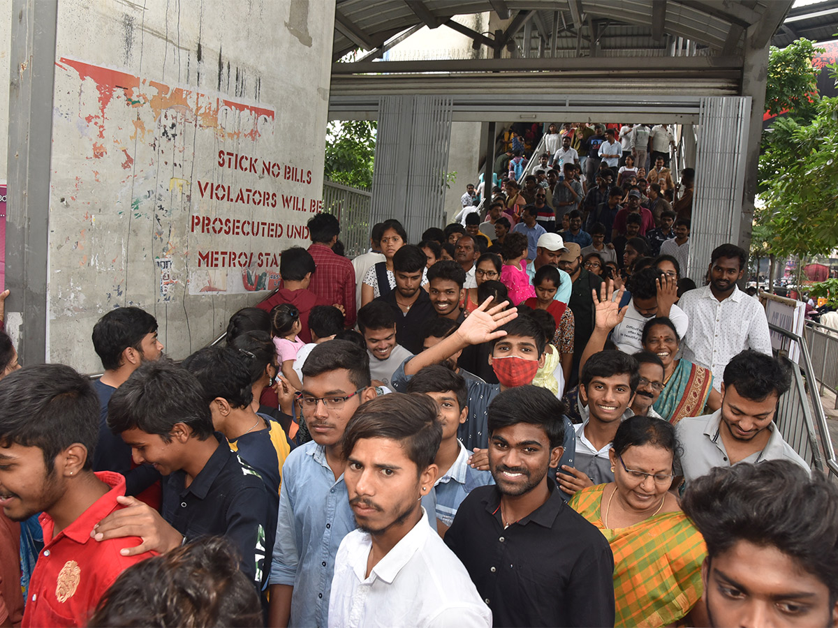 Huge_20Devotees_20Rush_20At_20Khairatabad_20Ganesh_202023-12.jpg 11