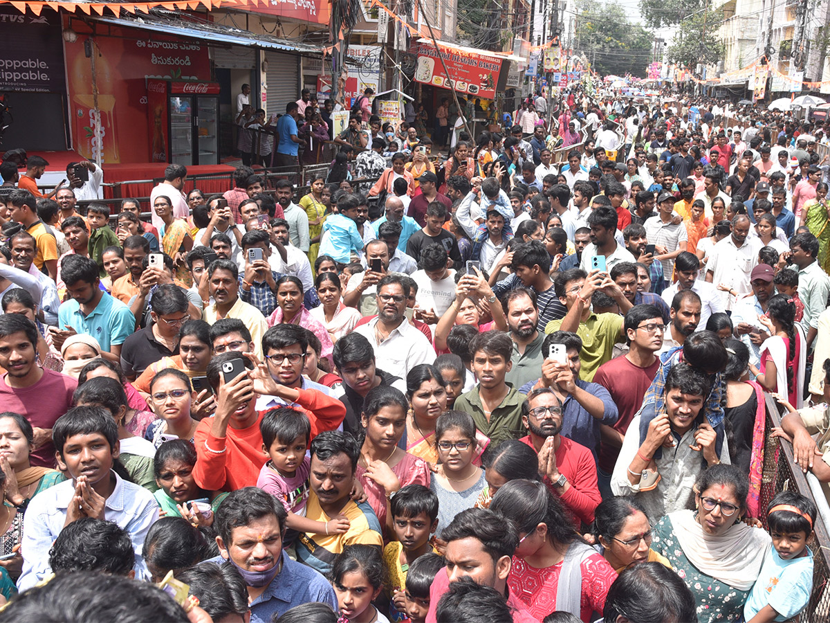 Huge_20Devotees_20Rush_20At_20Khairatabad_20Ganesh_202023-13.jpg 12