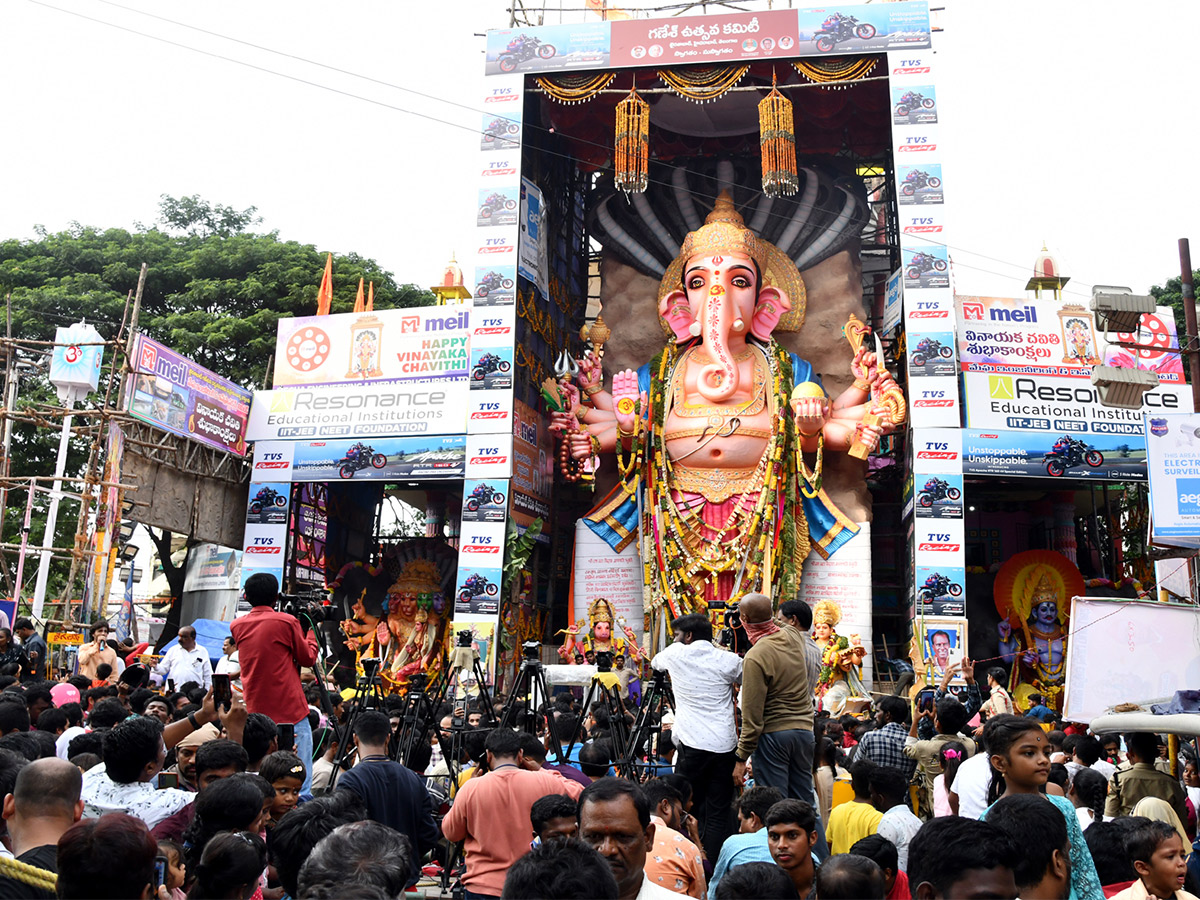 Huge_20Devotees_20Rush_20At_20Khairatabad_20Ganesh_202023-14.jpg 13