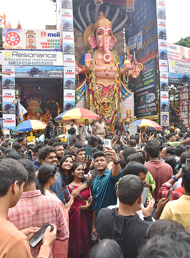 Huge_20Devotees_20Rush_20At_20Khairatabad_20Ganesh_202023-15.jpg 14