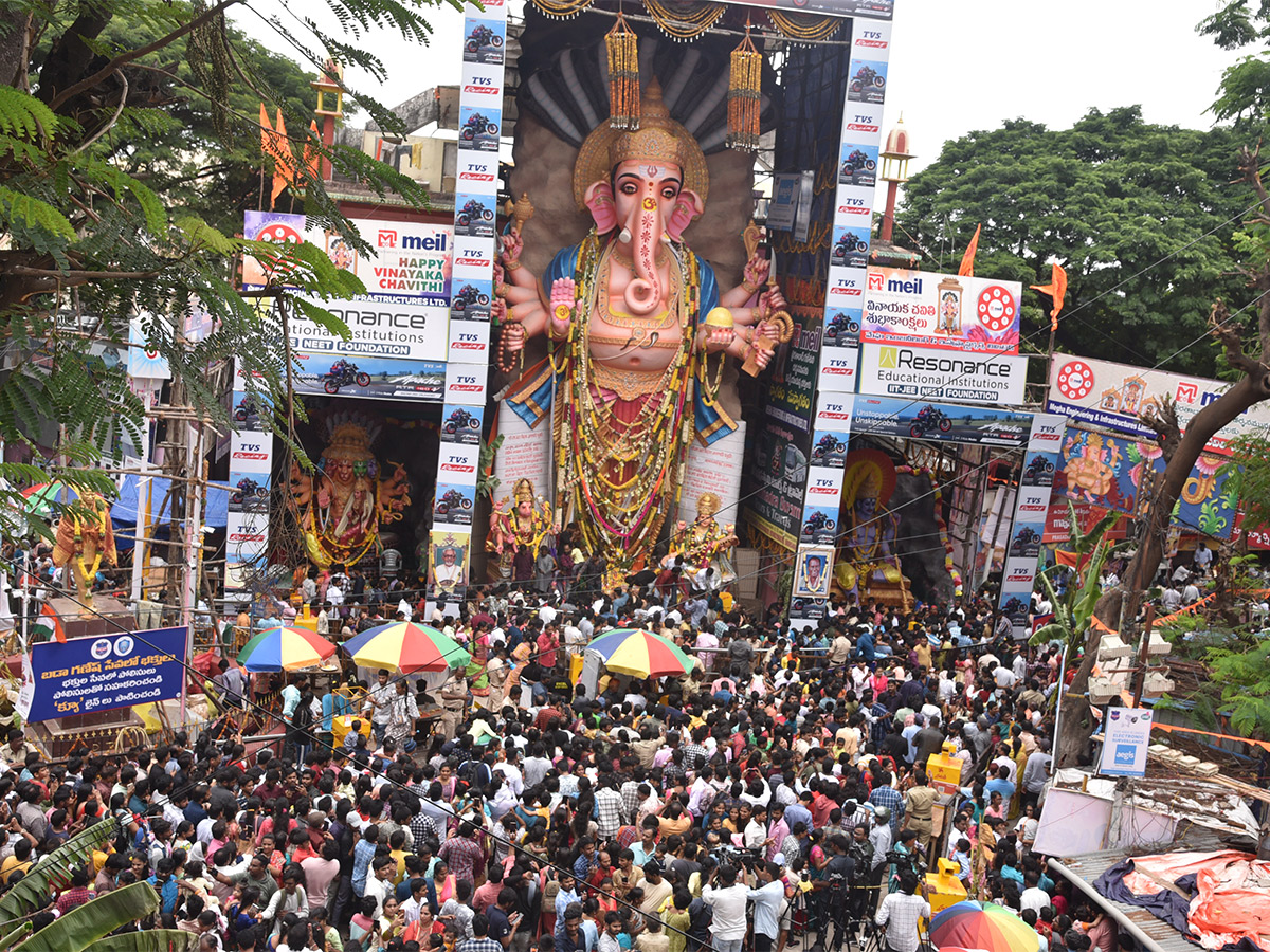 Huge_20Devotees_20Rush_20At_20Khairatabad_20Ganesh_202023-16.jpg 15