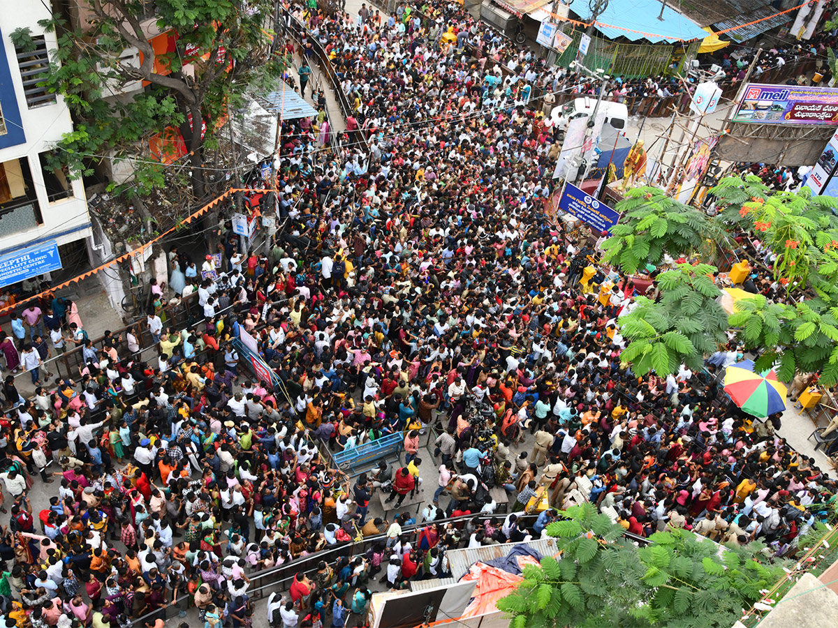 Huge_20Devotees_20Rush_20At_20Khairatabad_20Ganesh_202023-17.jpg 16
