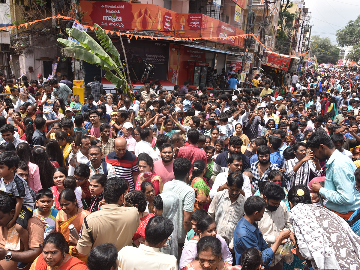 Huge_20Devotees_20Rush_20At_20Khairatabad_20Ganesh_202023-18.jpg 17