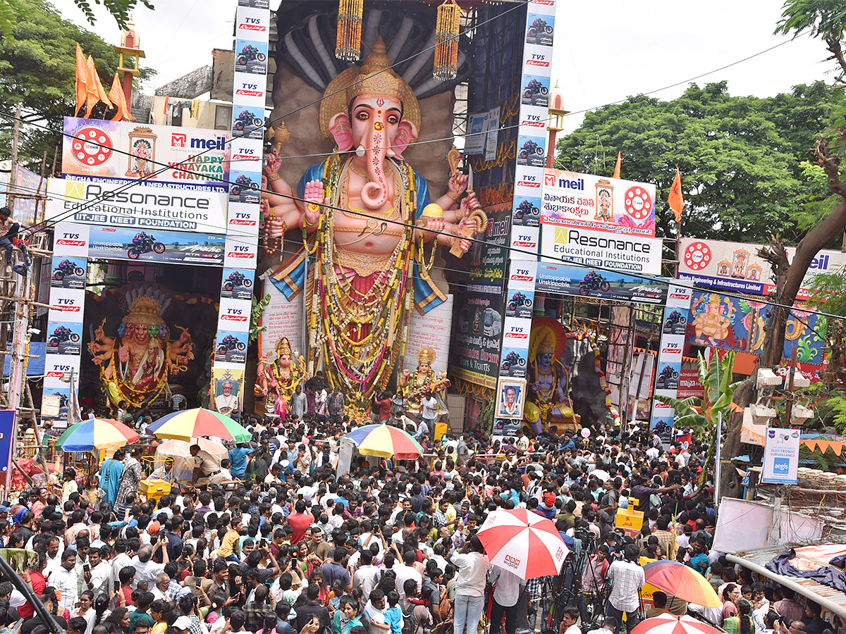 Huge_20Devotees_20Rush_20At_20Khairatabad_20Ganesh_202023-2.jpg 2