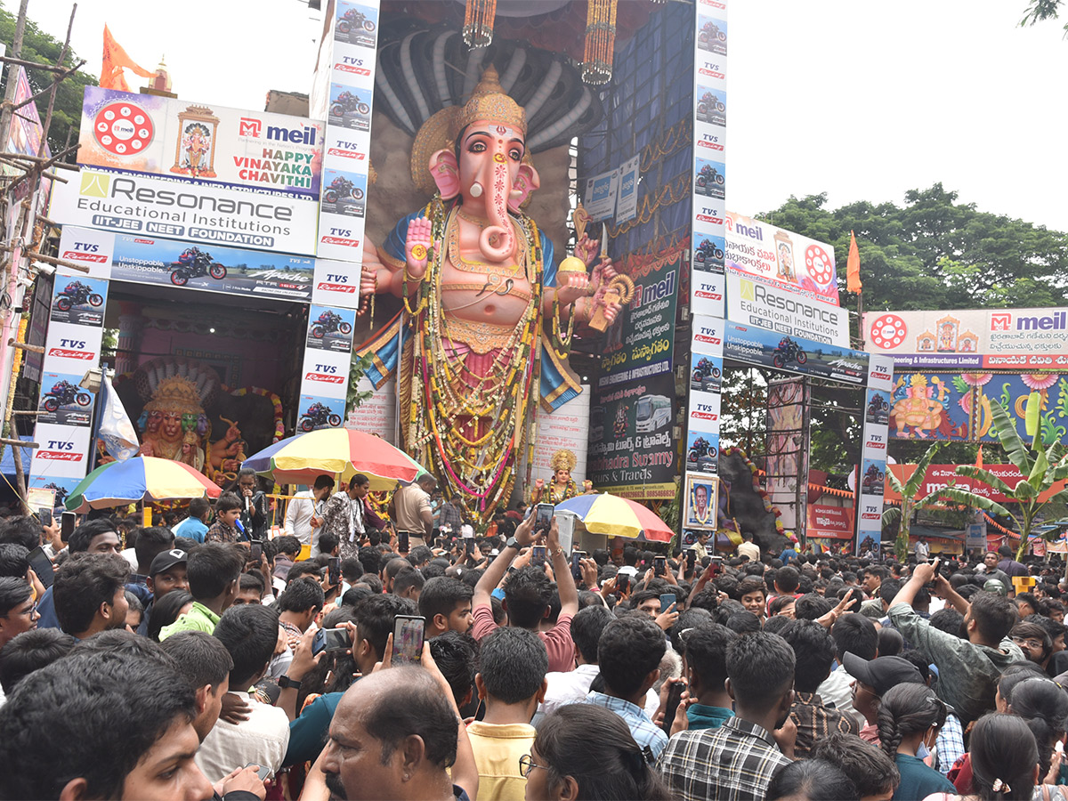 Huge_20Devotees_20Rush_20At_20Khairatabad_20Ganesh_202023-20.jpg 19