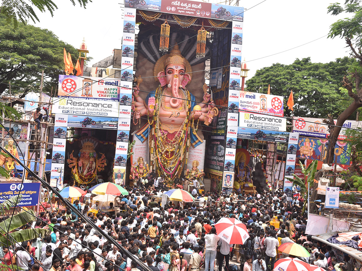Huge_20Devotees_20Rush_20At_20Khairatabad_20Ganesh_202023-21.jpg 20