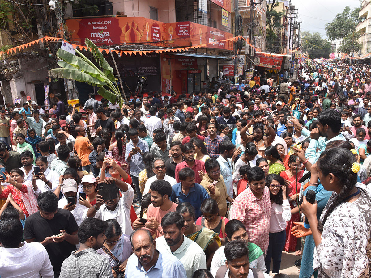 Huge_20Devotees_20Rush_20At_20Khairatabad_20Ganesh_202023-22.jpg 21