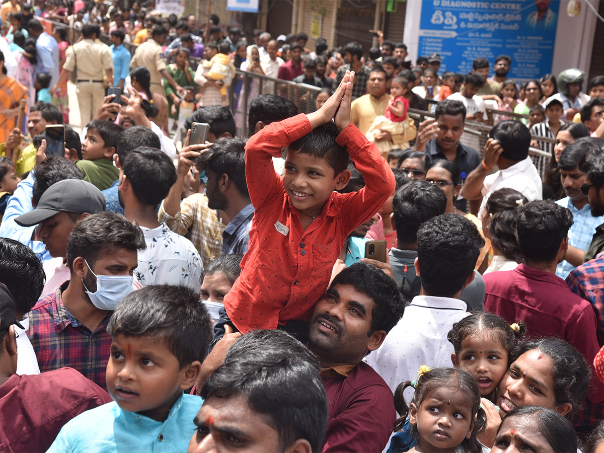 Huge_20Devotees_20Rush_20At_20Khairatabad_20Ganesh_202023-23.jpg 22