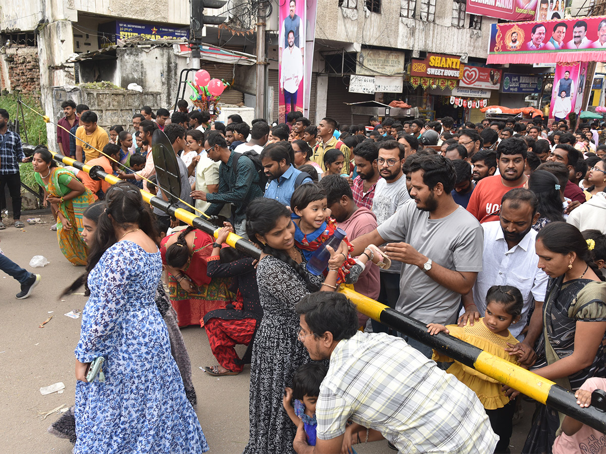 Huge_20Devotees_20Rush_20At_20Khairatabad_20Ganesh_202023-24.jpg 23