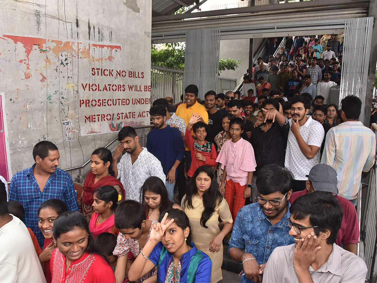 Huge_20Devotees_20Rush_20At_20Khairatabad_20Ganesh_202023-25.jpg 24