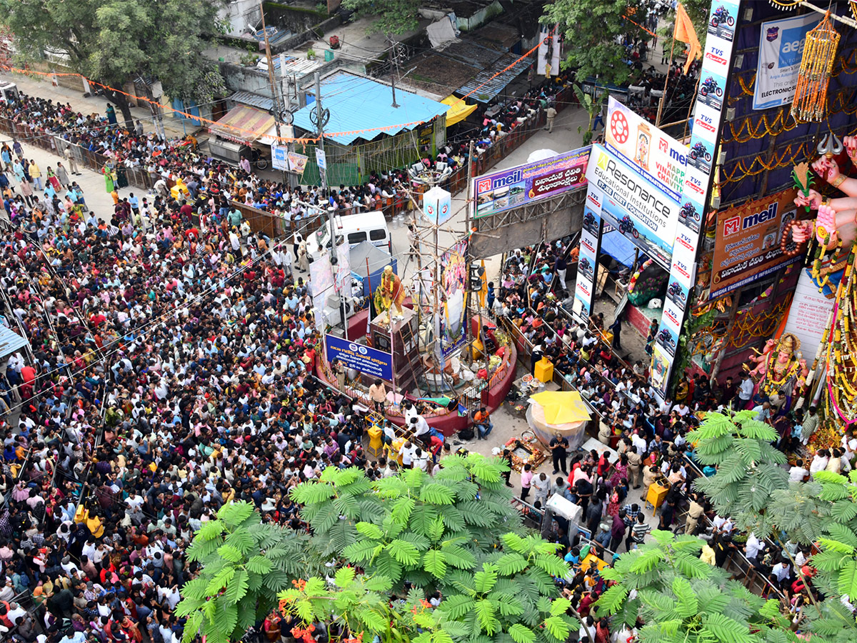 Huge_20Devotees_20Rush_20At_20Khairatabad_20Ganesh_202023-27.jpg 26