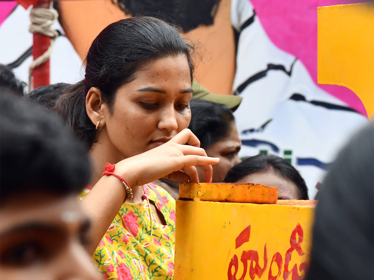Huge_20Devotees_20Rush_20At_20Khairatabad_20Ganesh_202023-29.jpg 27