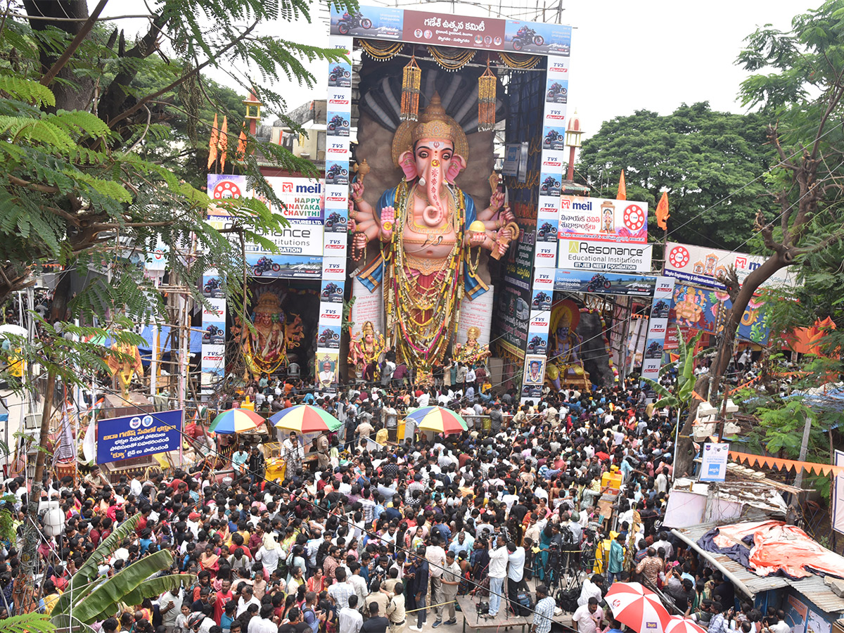 Huge_20Devotees_20Rush_20At_20Khairatabad_20Ganesh_202023-3.jpg 3