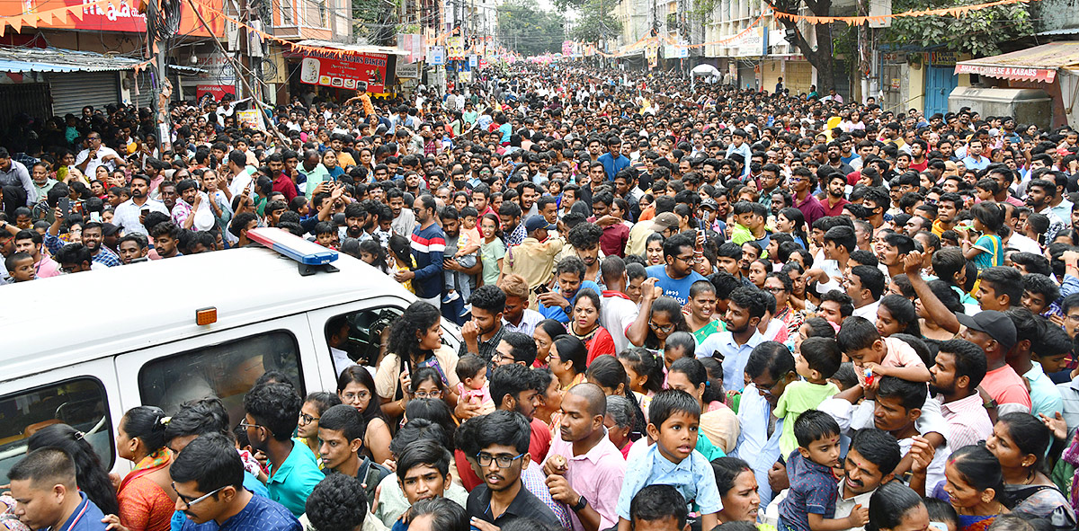 Huge_20Devotees_20Rush_20At_20Khairatabad_20Ganesh_202023-30.jpg 28