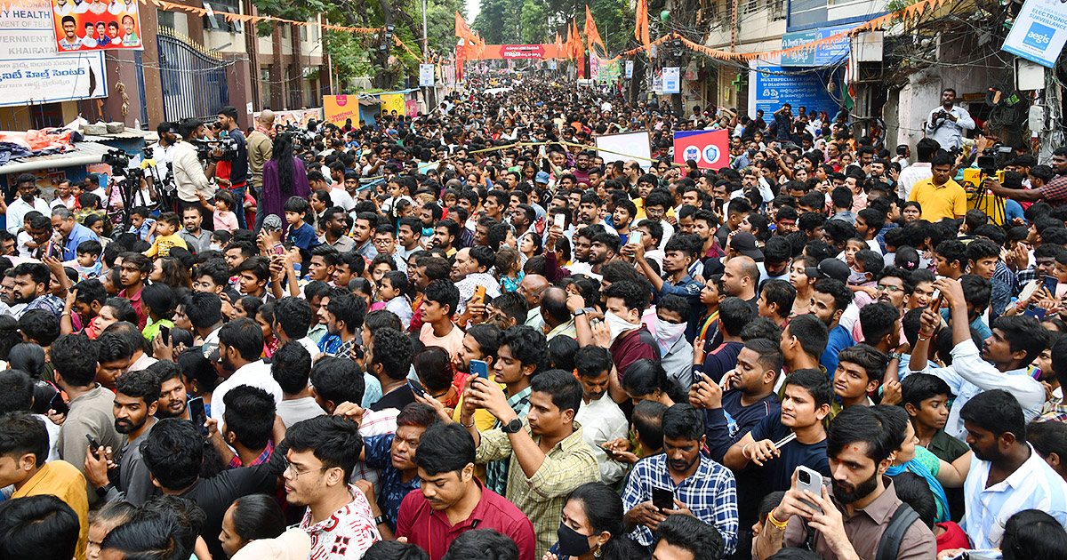 Huge_20Devotees_20Rush_20At_20Khairatabad_20Ganesh_202023-31.jpg 29