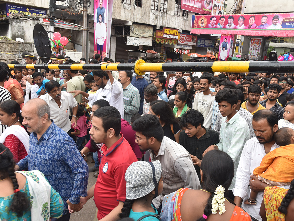Huge_20Devotees_20Rush_20At_20Khairatabad_20Ganesh_202023-33.jpg 31