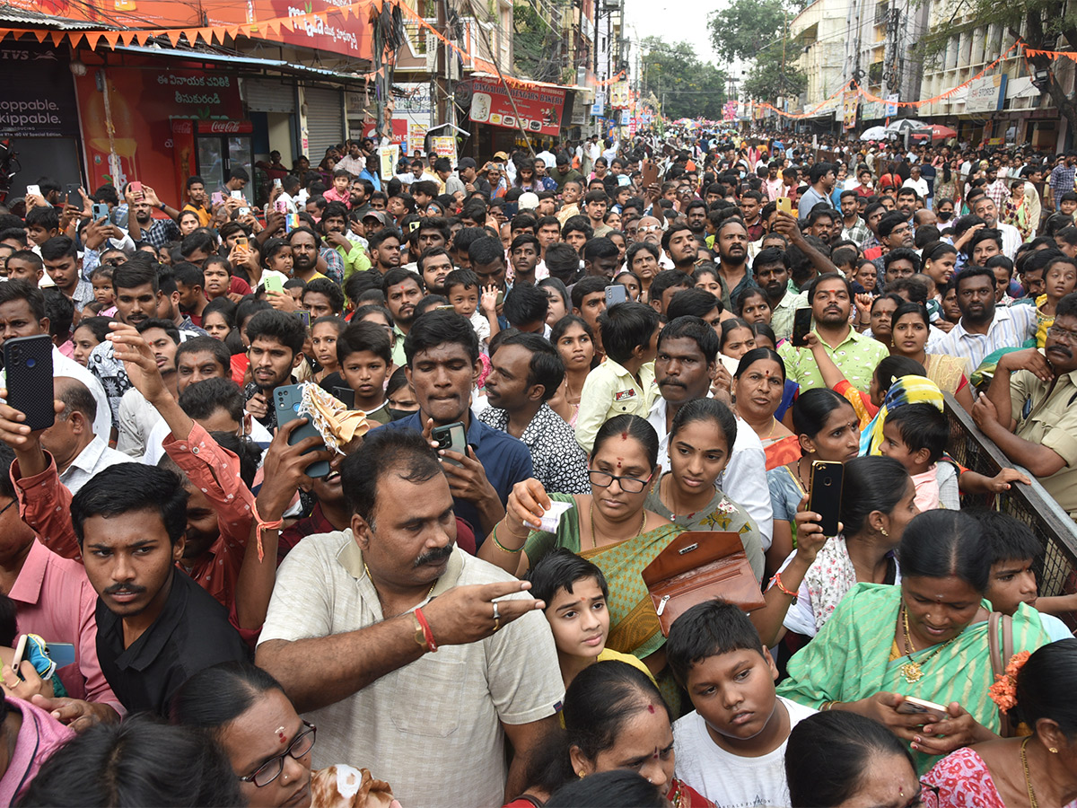 Huge_20Devotees_20Rush_20At_20Khairatabad_20Ganesh_202023-34.jpg 32