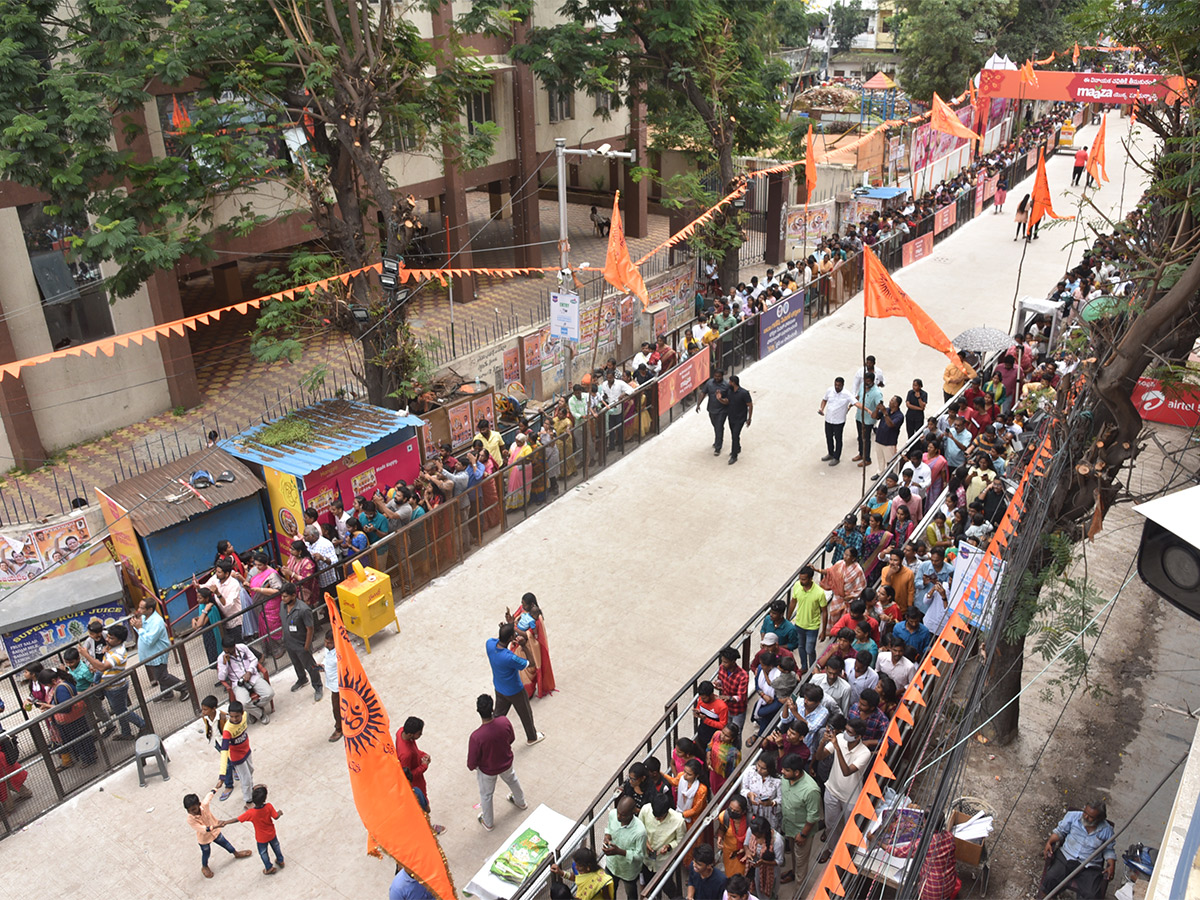 Huge_20Devotees_20Rush_20At_20Khairatabad_20Ganesh_202023-35.jpg 33