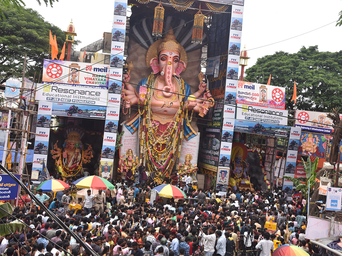Huge_20Devotees_20Rush_20At_20Khairatabad_20Ganesh_202023-36.jpg 34