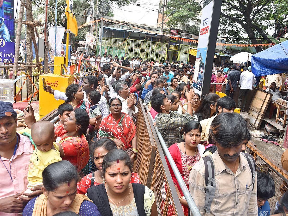 Huge_20Devotees_20Rush_20At_20Khairatabad_20Ganesh_202023-37.jpg 35