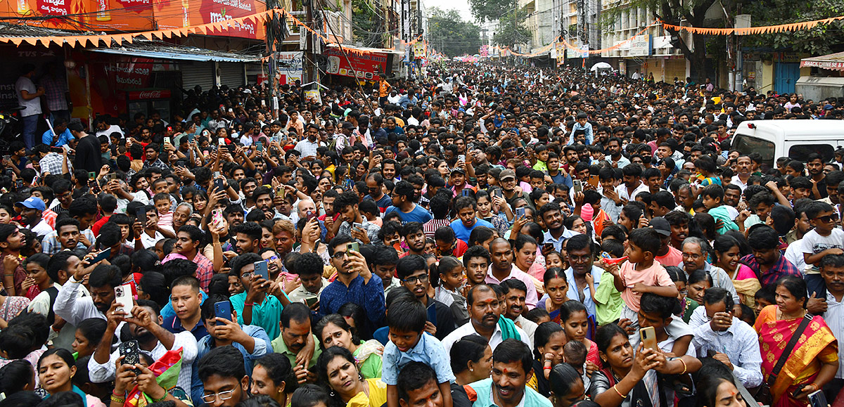 Huge_20Devotees_20Rush_20At_20Khairatabad_20Ganesh_202023-38.jpg 36