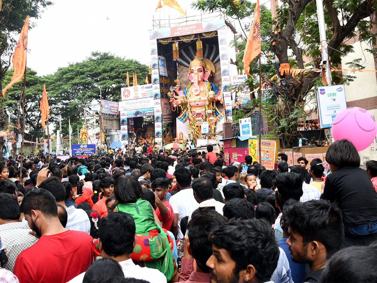 Huge_20Devotees_20Rush_20At_20Khairatabad_20Ganesh_202023-39.jpg 37