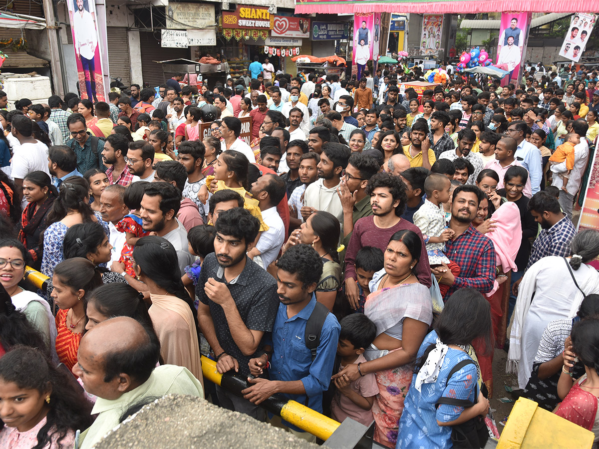 Huge_20Devotees_20Rush_20At_20Khairatabad_20Ganesh_202023-4.jpg 4