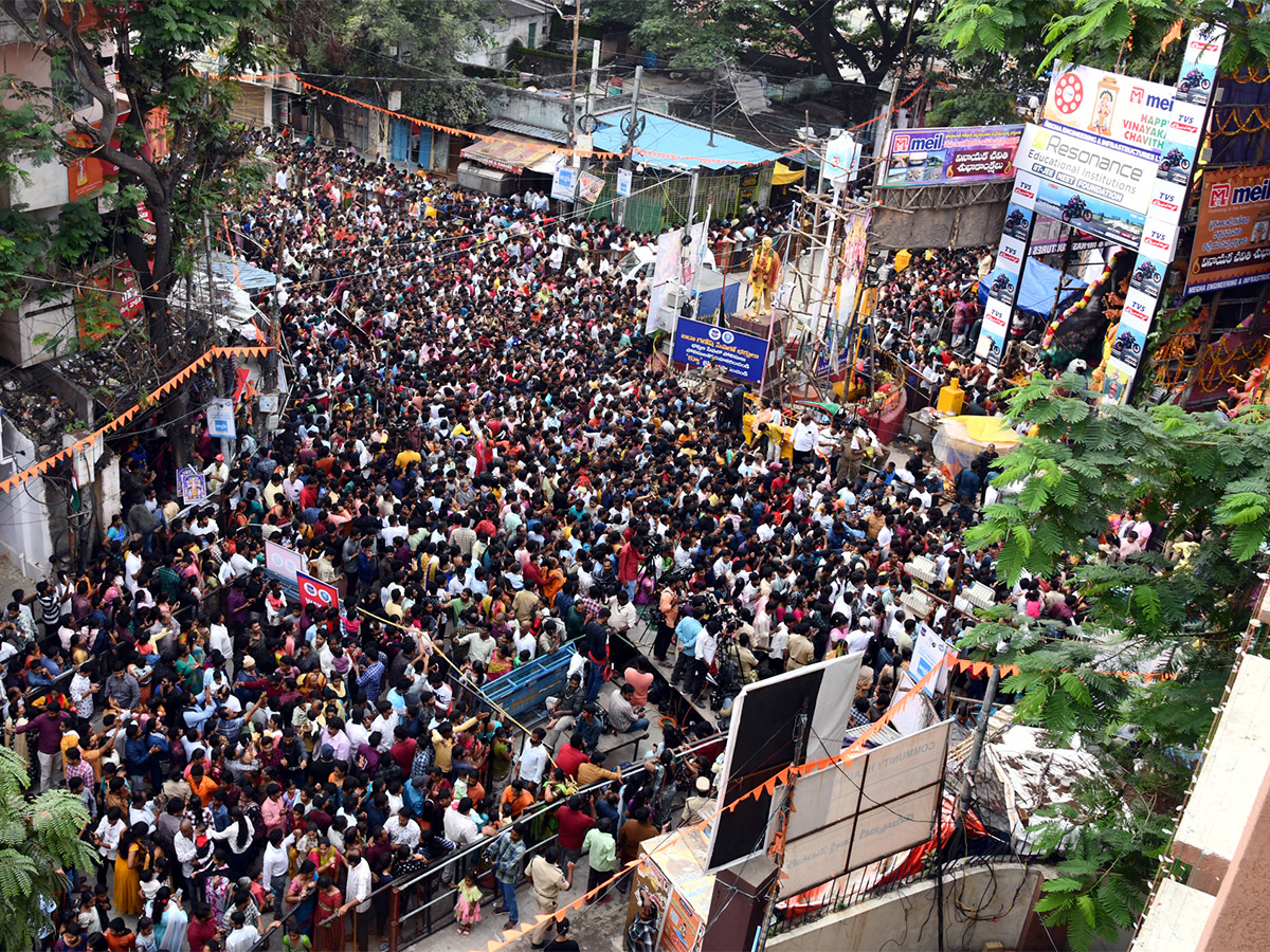 Huge_20Devotees_20Rush_20At_20Khairatabad_20Ganesh_202023-6.jpg 5