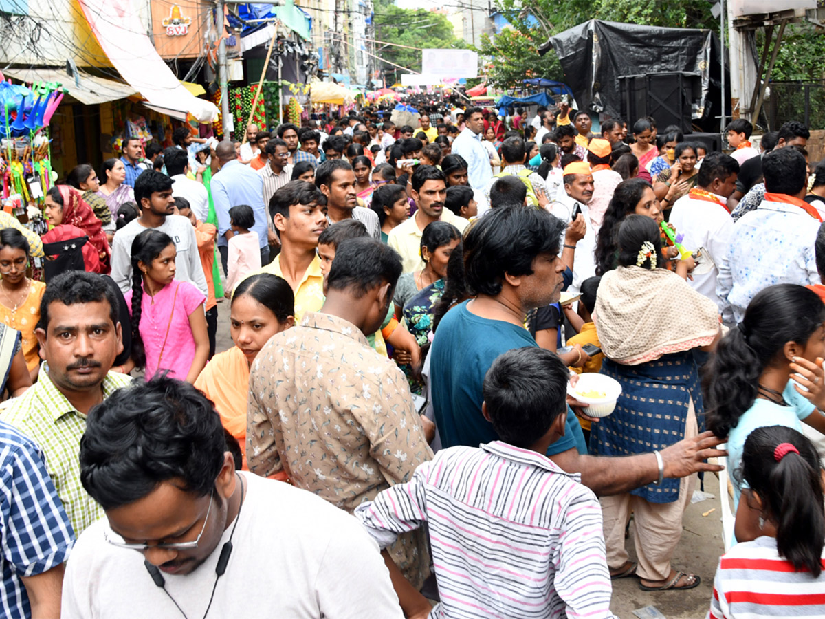 Huge_20Devotees_20Rush_20At_20Khairatabad_20Ganesh_202023-7.jpg 6