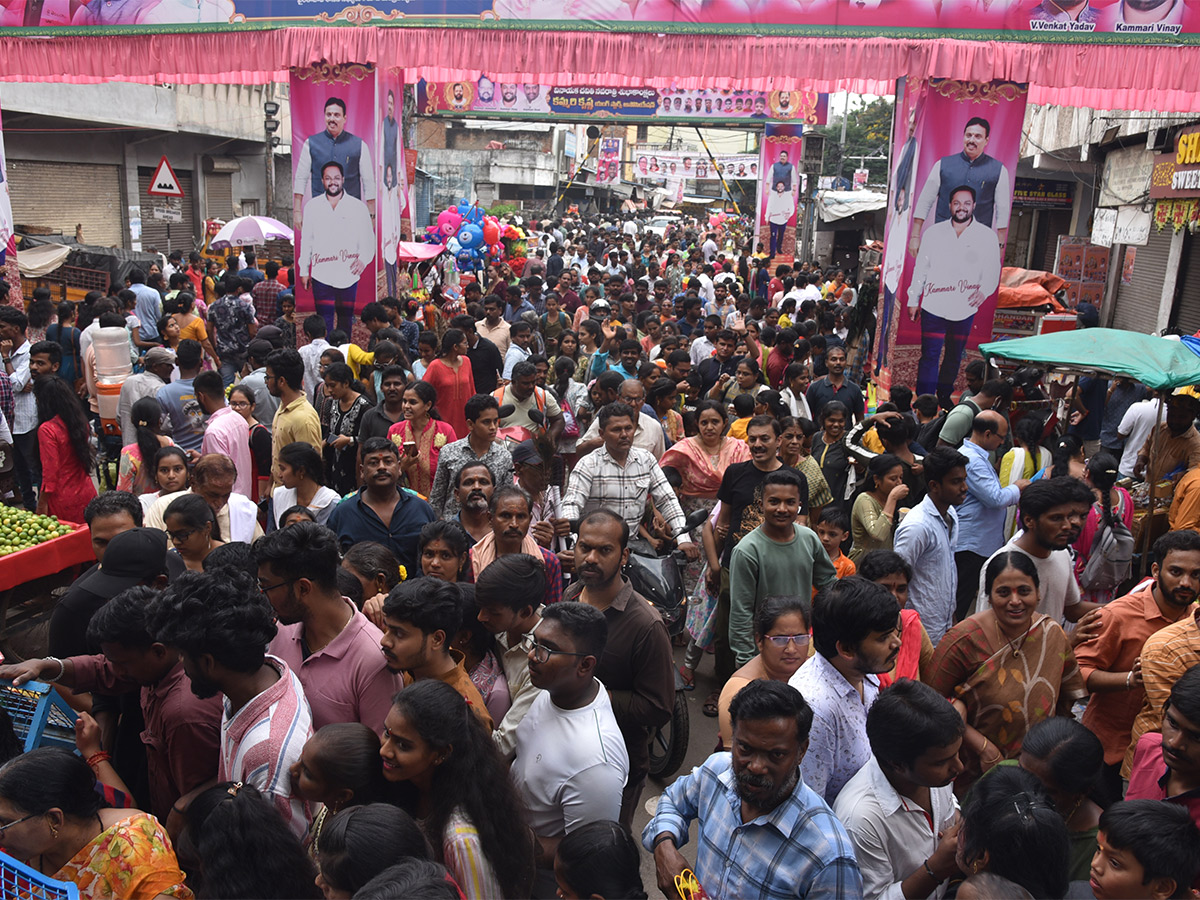 Huge_20Devotees_20Rush_20At_20Khairatabad_20Ganesh_202023-8.jpg 7