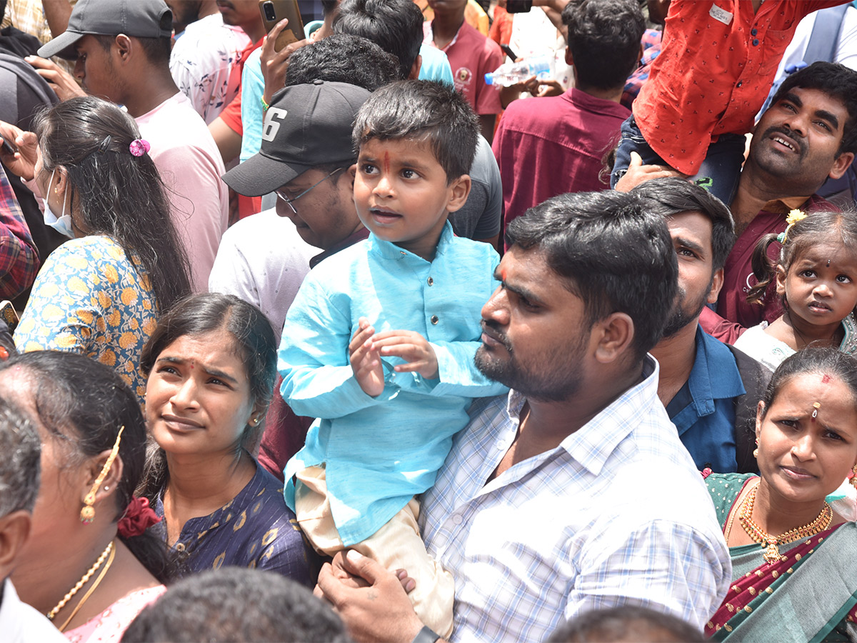 Huge_20Devotees_20Rush_20At_20Khairatabad_20Ganesh_202023-9.jpg 8