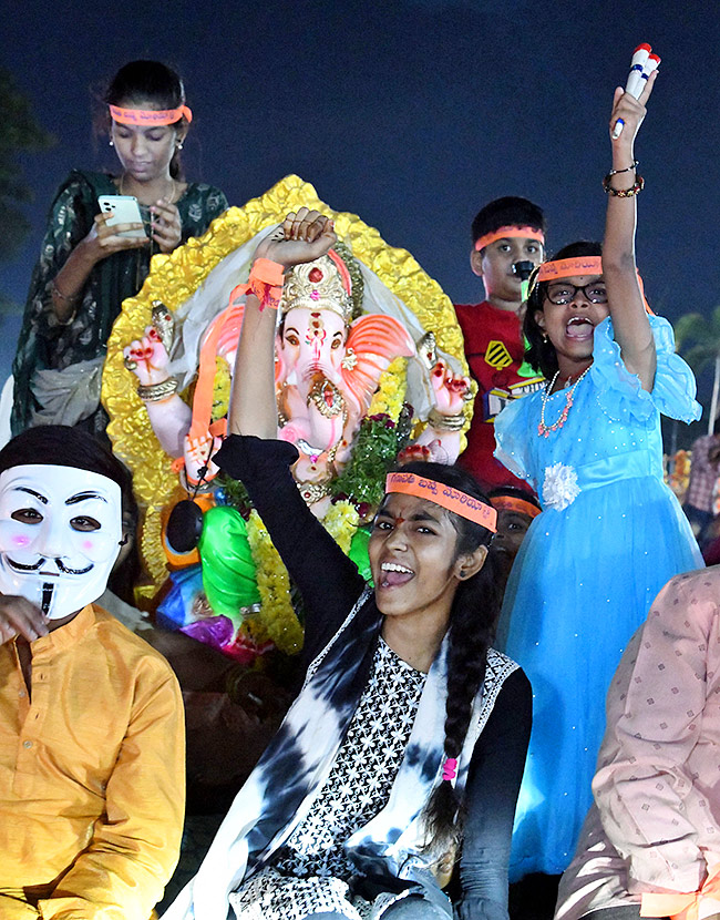 ganesh_20nimajjanam_202023_20hyderabad-22.jpg 18