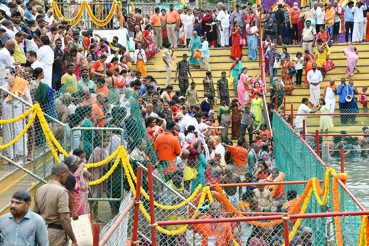 Chakra_20Snanam_20at_20Tirumala_20Brahmothsavalu_202023-10.jpg 10