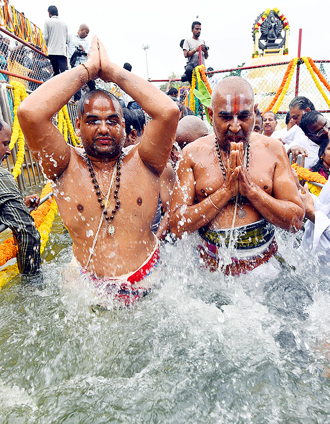 Chakra_20Snanam_20at_20Tirumala_20Brahmothsavalu_202023-11.jpg 11