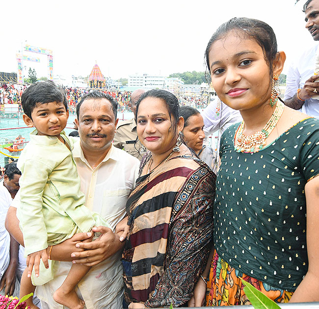 Chakra_20Snanam_20at_20Tirumala_20Brahmothsavalu_202023-13.jpg 13