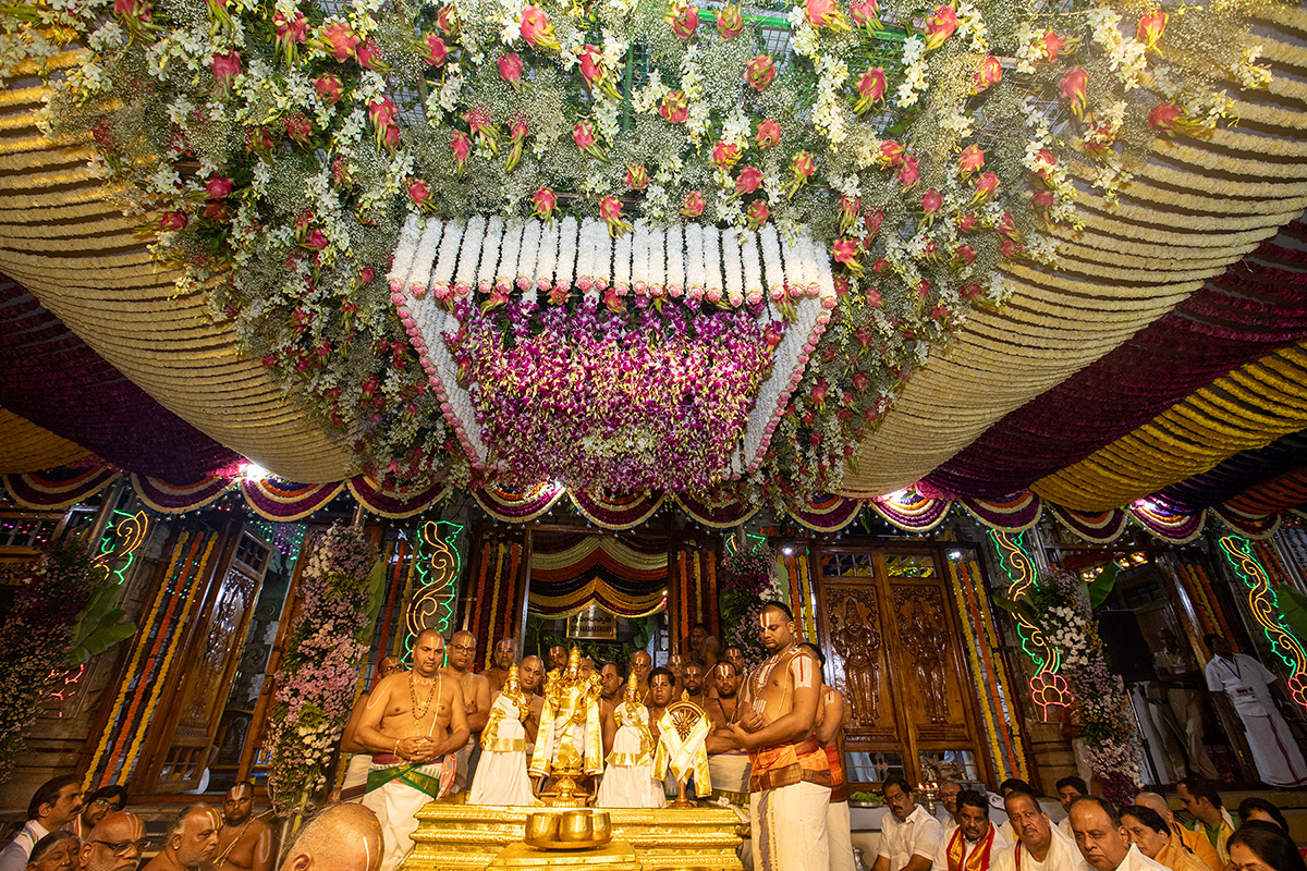 Chakra_20Snanam_20at_20Tirumala_20Brahmothsavalu_202023-14.jpg 14