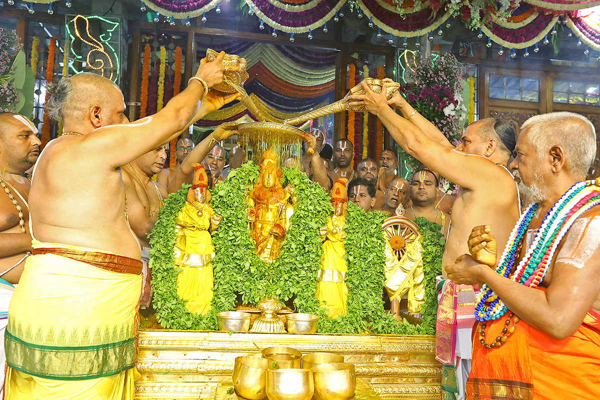 Chakra_20Snanam_20at_20Tirumala_20Brahmothsavalu_202023-17.jpg 17