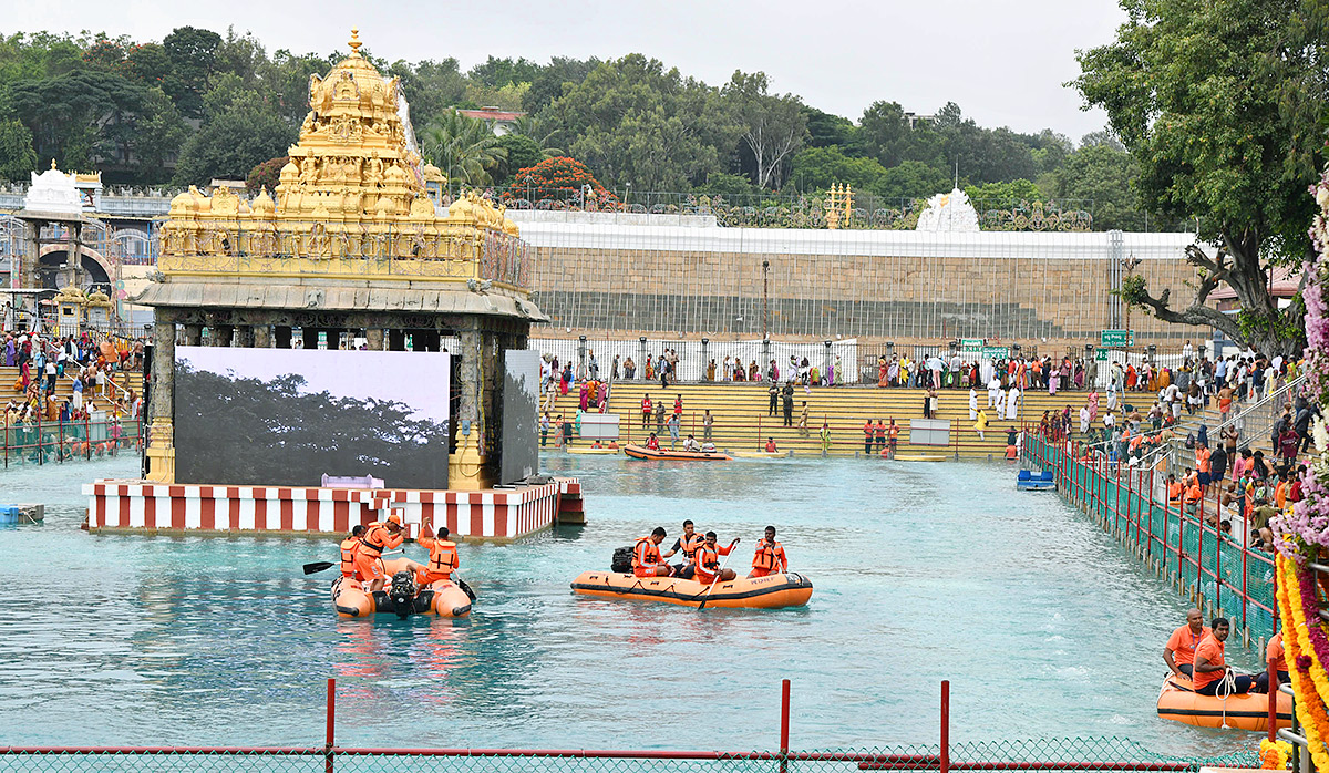 Chakra_20Snanam_20at_20Tirumala_20Brahmothsavalu_202023-18.jpg 18