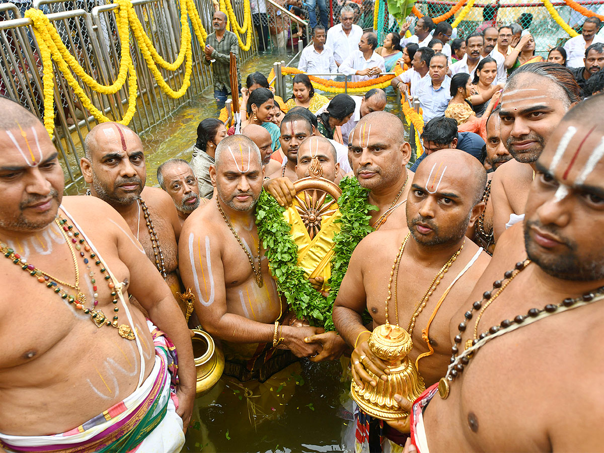 Chakra_20Snanam_20at_20Tirumala_20Brahmothsavalu_202023-19.jpg 19