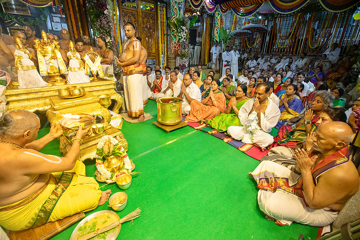 Chakra_20Snanam_20at_20Tirumala_20Brahmothsavalu_202023-23.jpg 23