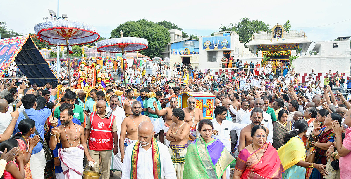 Chakra_20Snanam_20at_20Tirumala_20Brahmothsavalu_202023-24.jpg 24