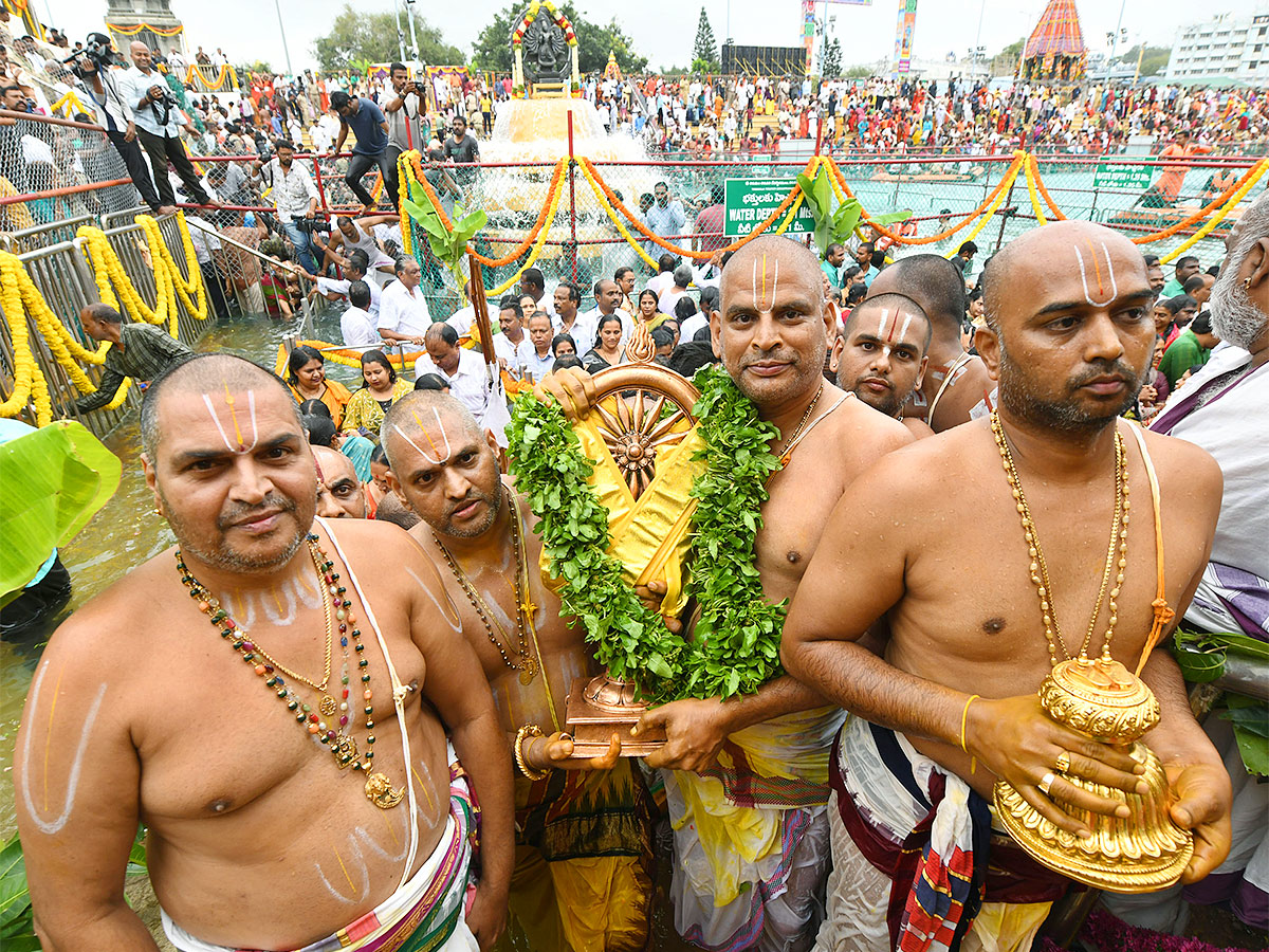 Chakra_20Snanam_20at_20Tirumala_20Brahmothsavalu_202023-25.jpg 25