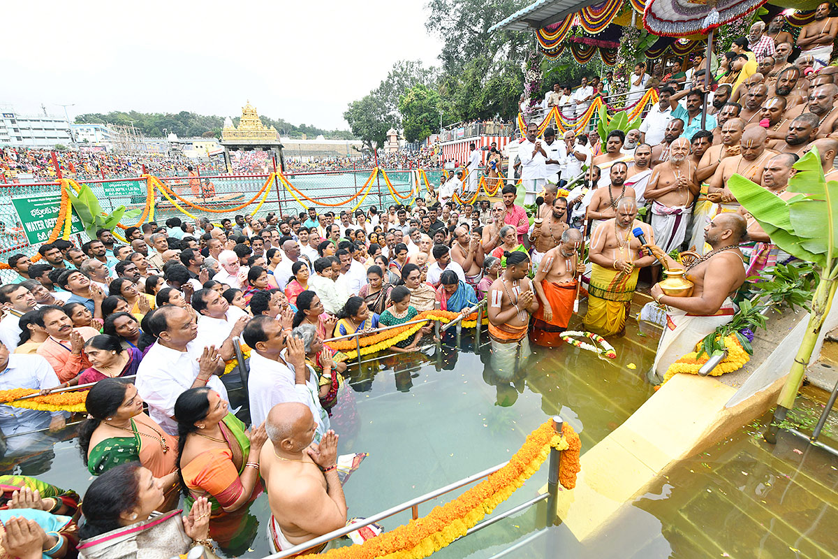 Chakra_20Snanam_20at_20Tirumala_20Brahmothsavalu_202023-26.jpg 26