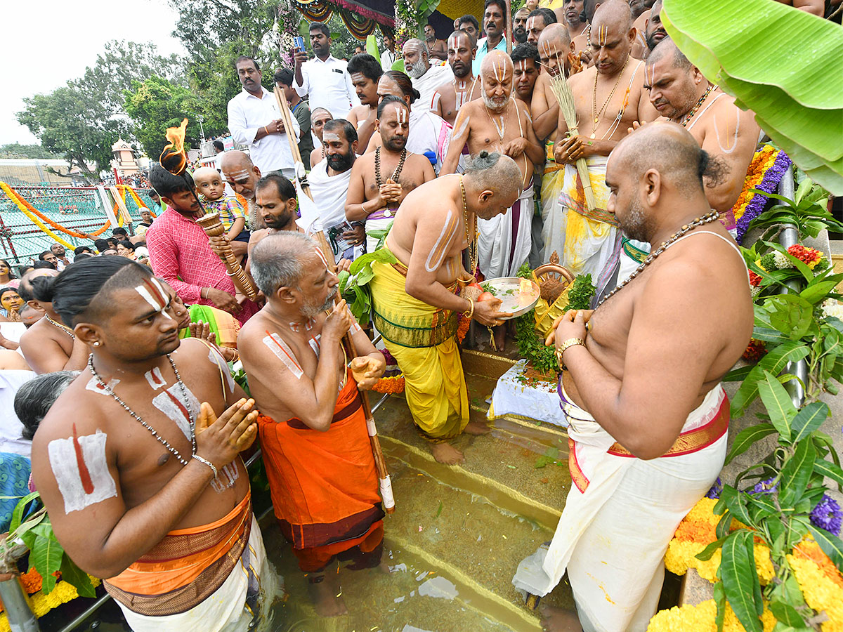 Chakra_20Snanam_20at_20Tirumala_20Brahmothsavalu_202023-3.jpg 3