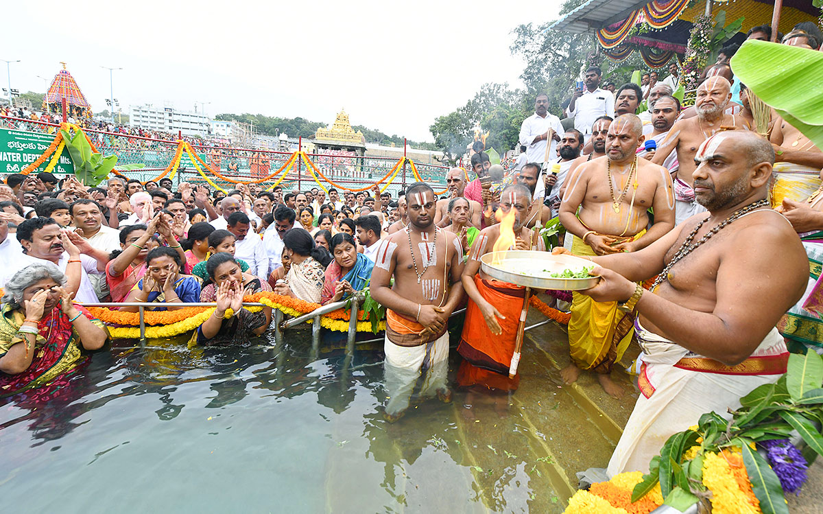 Chakra_20Snanam_20at_20Tirumala_20Brahmothsavalu_202023-33.jpg 31