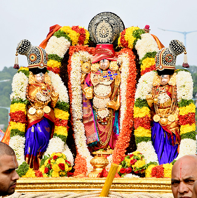 Chakra_20Snanam_20at_20Tirumala_20Brahmothsavalu_202023-38.jpg 36