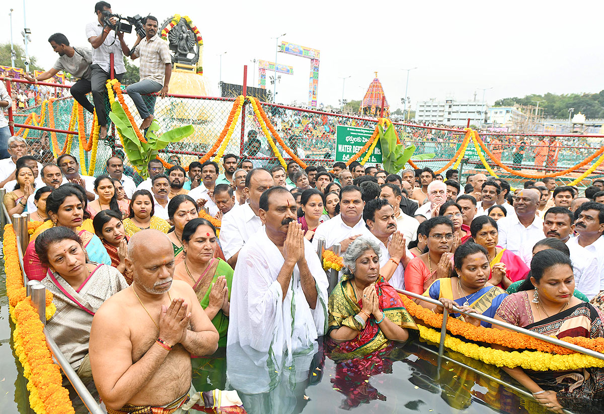 Chakra_20Snanam_20at_20Tirumala_20Brahmothsavalu_202023-40.jpg 38